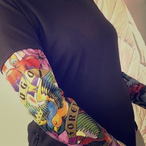 Long sleeve shirt, bright sleeves on black